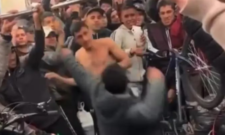 La pelea duró varios minutos y finalizó cuando varios pasajeros comenzaron a golpear al contendiente que estaba más exaltado. La pelea duró varios minutos y finalizó cuando varios pasajeros comenzaron a golpear al contendiente que estaba más exaltado.