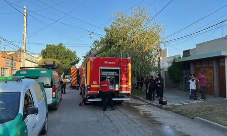 Tras el incendio, dos hombres fue trasladados al Hospital Cullen. Tras el incendio, dos hombres fue trasladados al Hospital Cullen.