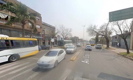 Este lunes alrededor de las 21, la policía arrestó a un hombre de 19 años en Av. López y Planes al 3600, a metros de Bv. Pellegrini y de la cancha de Unión. Este lunes alrededor de las 21, la policía arrestó a un hombre de 19 años en Av. López y Planes al 3600, a metros de Bv. Pellegrini y de la cancha de Unión.
