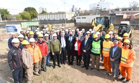 El presidente Alberto Fernández recorrió la planta potabilizadora de la ciudad de Santa Fe.