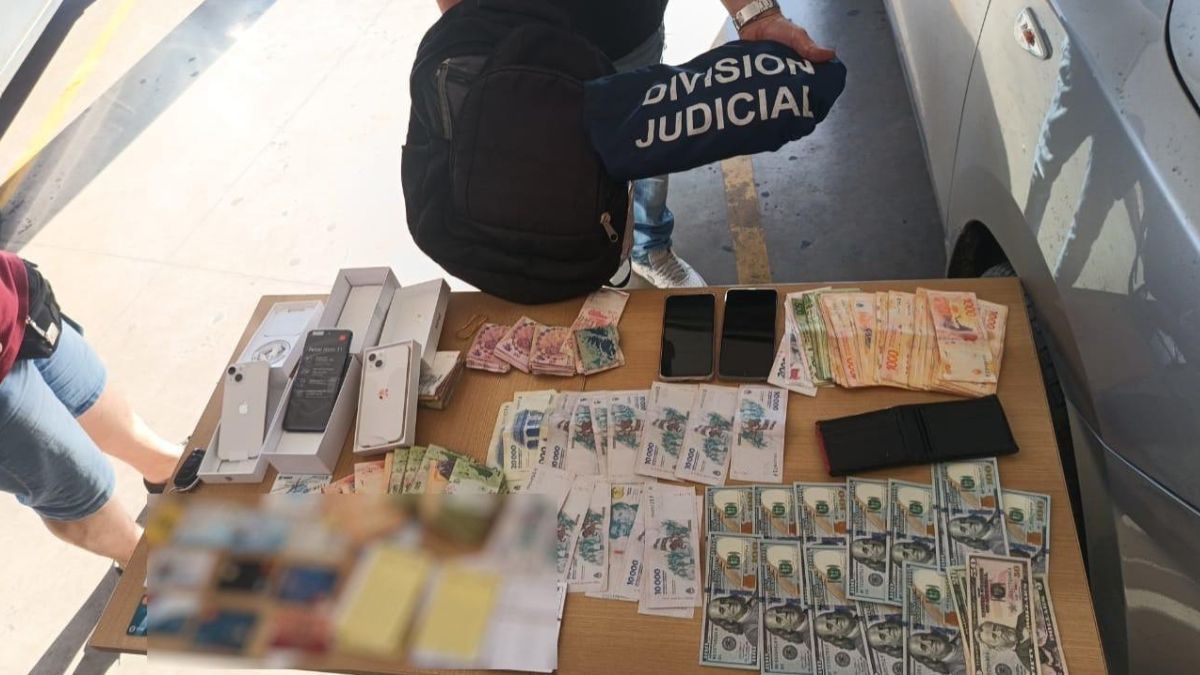 Se secuestró una millonaria cifra de dinero en efectivo en pesos argentinos, pesos chilenos y dólares. Una pareja de colombianos y un hombre de nacionalidad argentina fueron llevados a audiencia imputativa por el fiscal Rébola. Se secuestró una millonaria cifra de dinero en efectivo en pesos argentinos, pesos chilenos y dólares. Una pareja de colombianos y un hombre de nacionalidad argentina fueron llevados a audiencia imputativa por el fiscal Rébola.