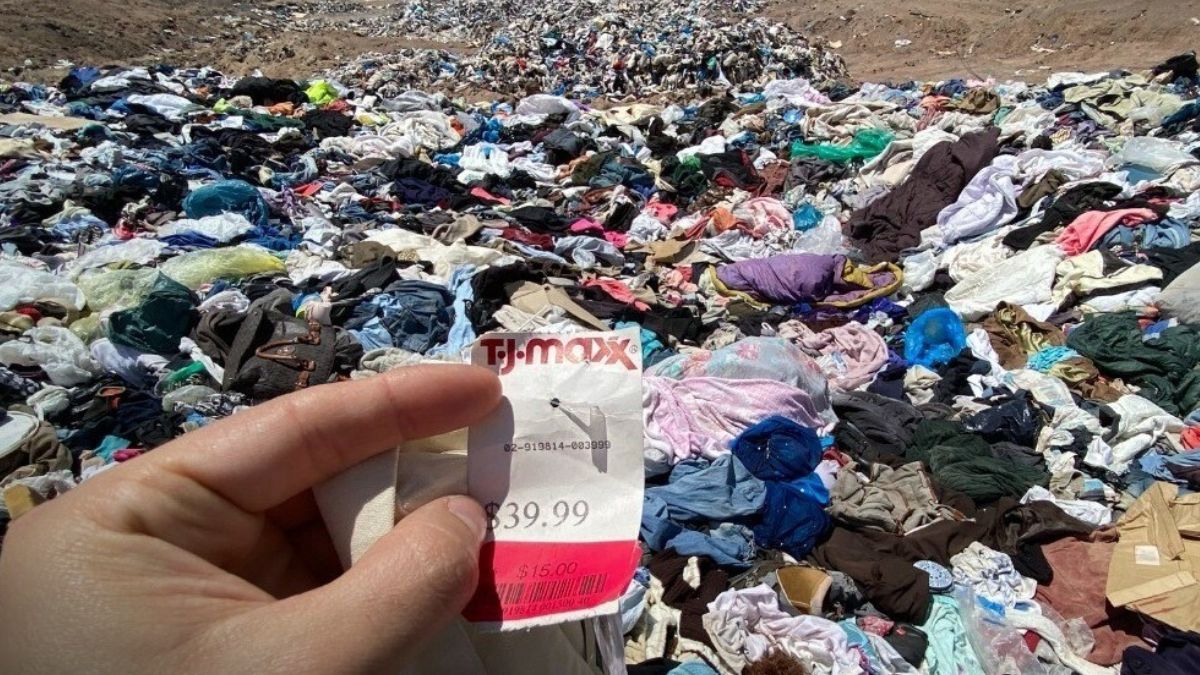 Así se ve la ropa desechada en basurales a cielo abierto. Así se ve la ropa desechada en basurales a cielo abierto.