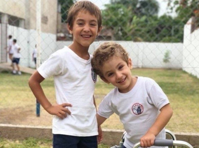 Emocionante video: un nene juega al fútbol con su amigo con problemas motrices