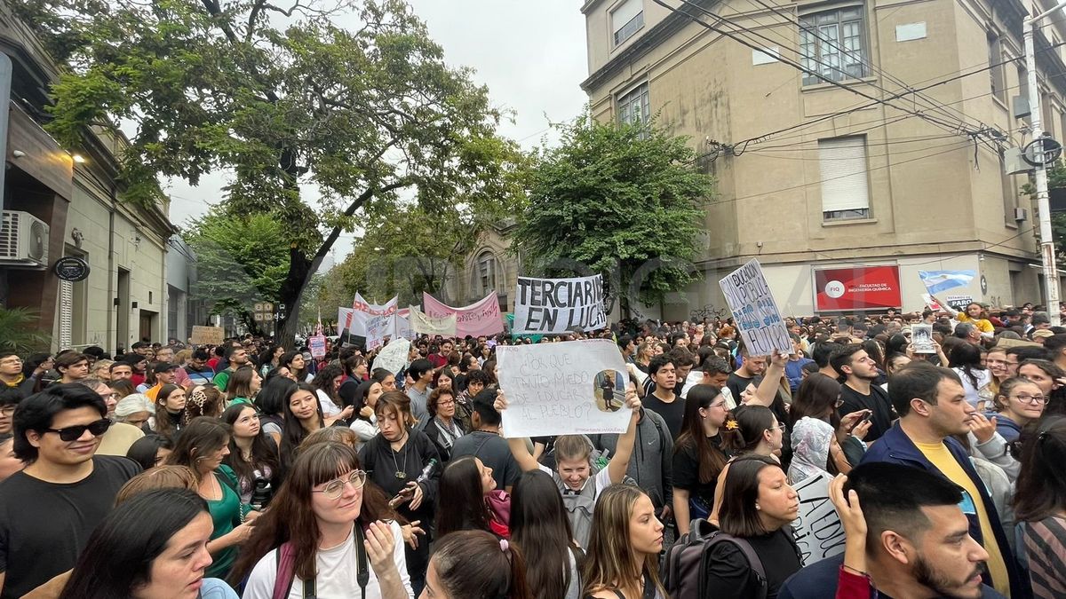 Concentración de estudiantes en la esquina de la Facultad de Ingeniería Química en Santa Fe. Concentración de estudiantes en la esquina de la Facultad de Ingeniería Química en Santa Fe.