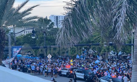 Los argentinos continúan con la cábala, tal como fue en Miami previo al partido ante Perú, ahora la fiesta se muda a Houston, un día antes de Argentina - Ecuador. Los argentinos continúan con la cábala, tal como fue en Miami previo al partido ante Perú, ahora la fiesta se muda a Houston, un día antes de Argentina - Ecuador.