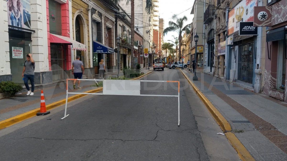Cerca de las 9 de la mañana, desde la empresa colocaron vallas en la esquina para que la gente que circula por calle Moreno no gire a la izquierda por San Martín.