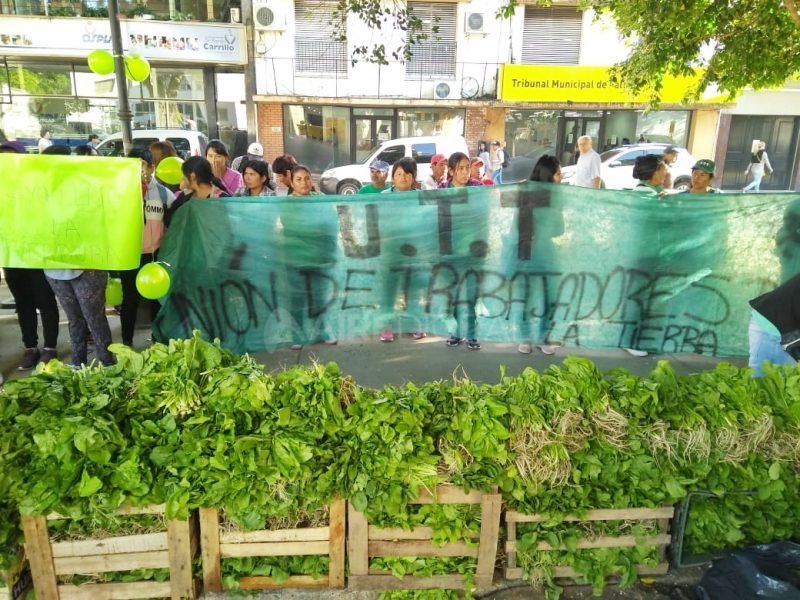 Pequeños productores agrícolas protestaron con un “ruculazo” frente a la Municipalidad