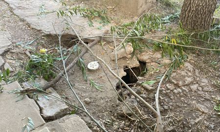 El socavón está ubicado en la vereda de calle Castelli al 4900 en barrio Cabal. El socavón está ubicado en la vereda de calle Castelli al 4900 en barrio Cabal.