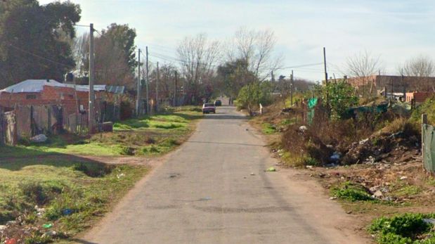 La víctima fue hallada por la policía en el interior de una vivienda de Magaldi al 8800 cuando perseguían a un hombre que detectaron en una actitud sospechosa.