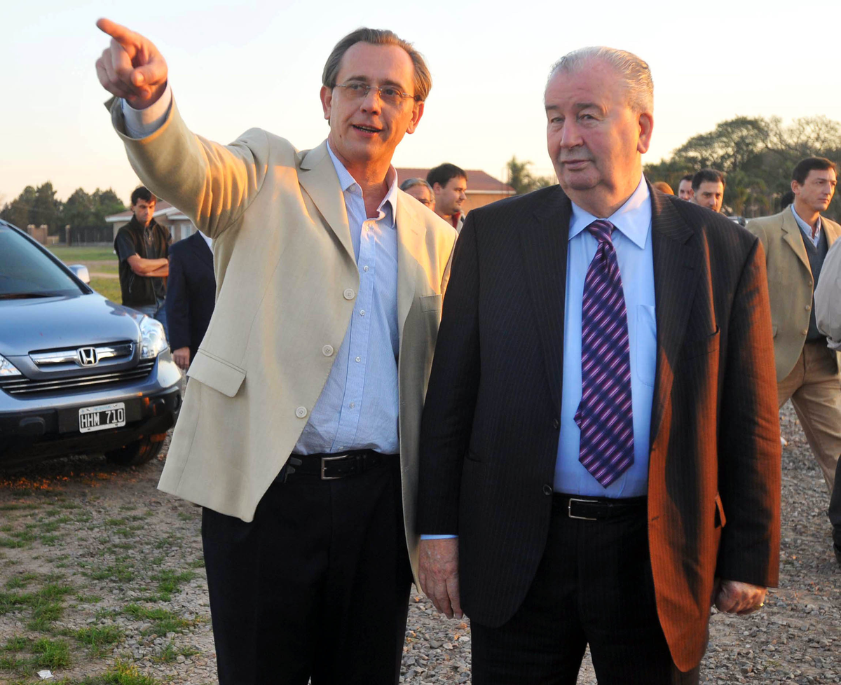 Germán Lerche, el presidente de Colón en la temporada que descendió por la deuda con el Atalante de México, junto a su amigo Julio Grondona, ex presidente de la AFA.