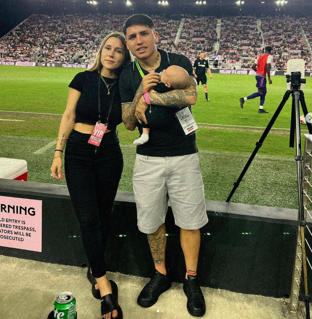 Facundo Farías junto a Angi Olivera y su hijo en el partido de Inter Miami vs. Charlotte FC. Facundo Farías junto a Angi Olivera y su hijo en el partido de Inter Miami vs. Charlotte FC.
