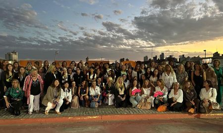 El Ministerio de Desarrollo Productivo agasajó a mujeres que ocupan roles destacados en Santa Fe este viernes, con la participación del Grupo AIRE a través de su gerenta general, Silvia Klingler. El Ministerio de Desarrollo Productivo agasajó a mujeres que ocupan roles destacados en Santa Fe este viernes, con la participación del Grupo AIRE a través de su gerenta general, Silvia Klingler.