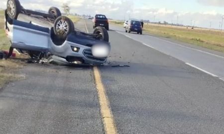 El auto en el que viajaba el matrimonio volcó. El auto en el que viajaba el matrimonio volcó.