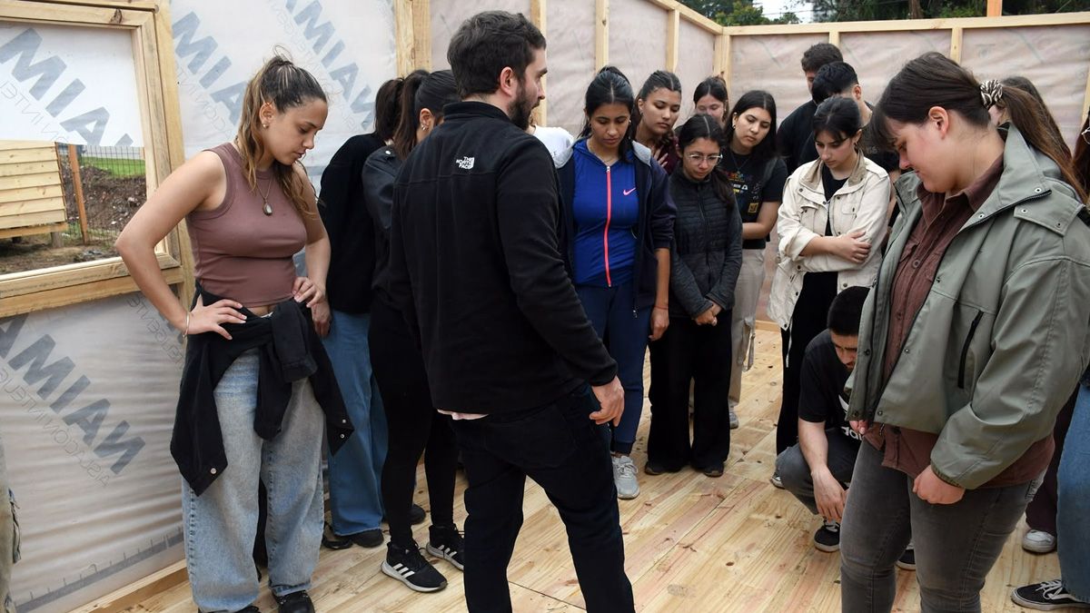 Estudiantes de la Universidad Nacional del Litoral colaboran con los trabajos en los módulos de asistencia que se construyen en Alto Verde, en el marco de las acciones de preparación del municipio. Estudiantes de la Universidad Nacional del Litoral colaboran con los trabajos en los módulos de asistencia que se construyen en Alto Verde, en el marco de las acciones de preparación del municipio.