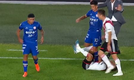 Imanol Machuca se fue expulsado ante River luego de darle un cabezazo a Enzo Díaz. Imanol Machuca se fue expulsado ante River luego de darle un cabezazo a Enzo Díaz.