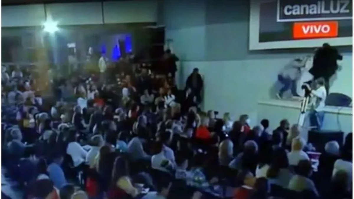 Un hombre armado se subió al escenario de la Iglesia Evangélica Misionera Argentina en la ciudad de Rosario