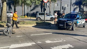 Fuerte choque entre una moto y un auto en Avenida Alem: el motociclista fue hospitalizado