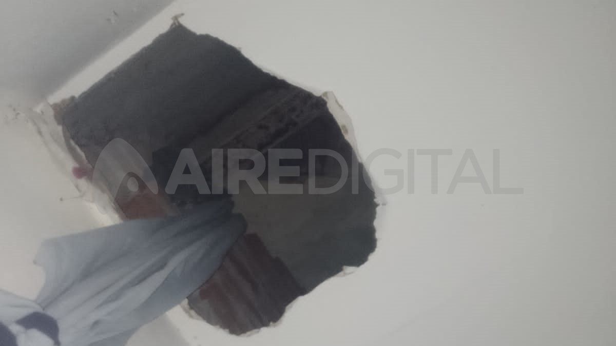 El cielorraso agujereado por los detenidos.