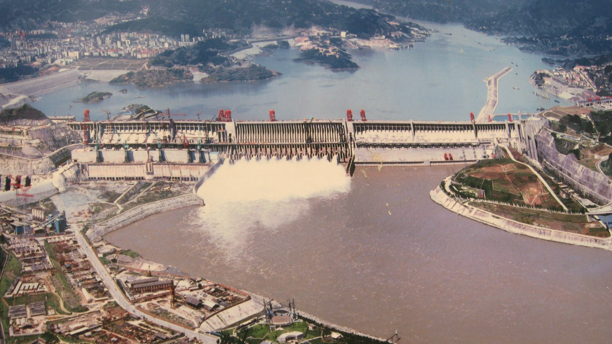 La represa Tres Gargantas en China puede haber causado un desplazamiento mínimo del eje terrestre y un alargamiento del día de 0,06 microsegundos, según un cálculo teórico de la NASA, pero el impacto es imperceptible. La represa Tres Gargantas en China puede haber causado un desplazamiento mínimo del eje terrestre y un alargamiento del día de 0,06 microsegundos, según un cálculo teórico de la NASA, pero el impacto es imperceptible.