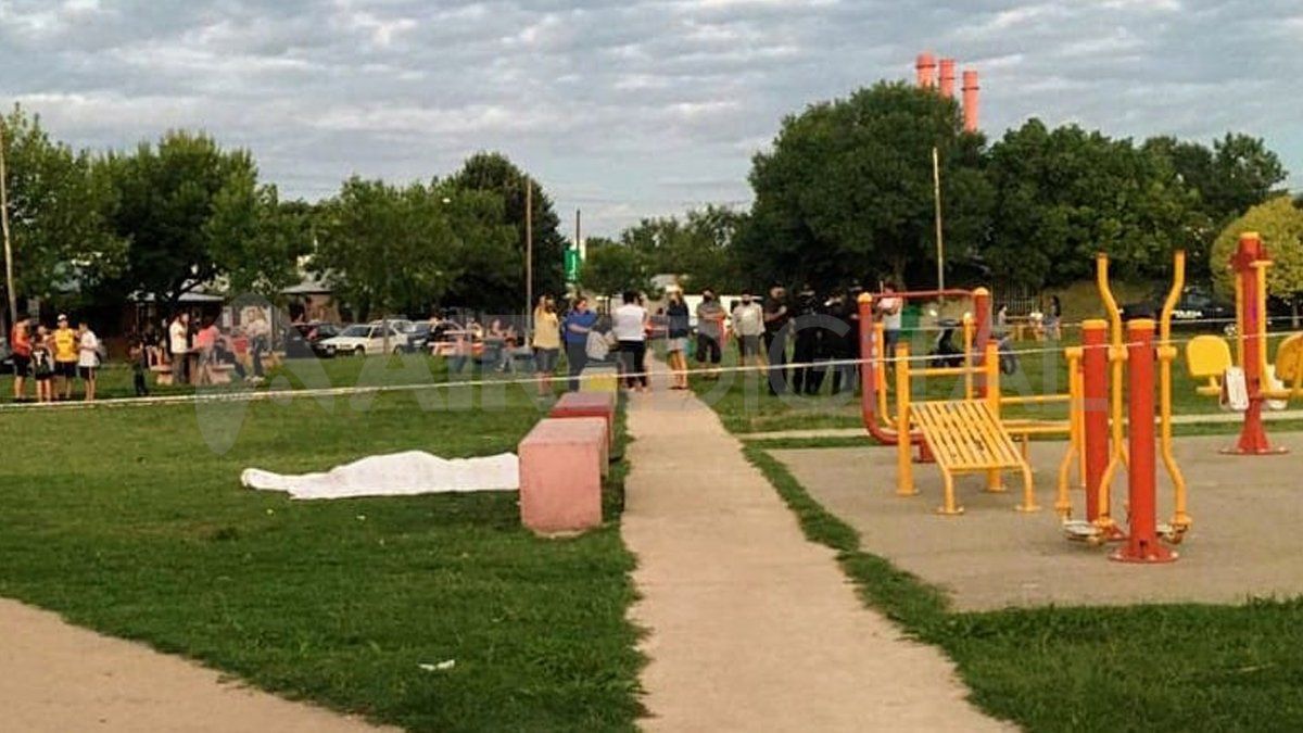 El cuerpo del joven padre de 23 años quedó tendido sobre el césped de la plaza donde jugaba con su hijo.&nbsp;