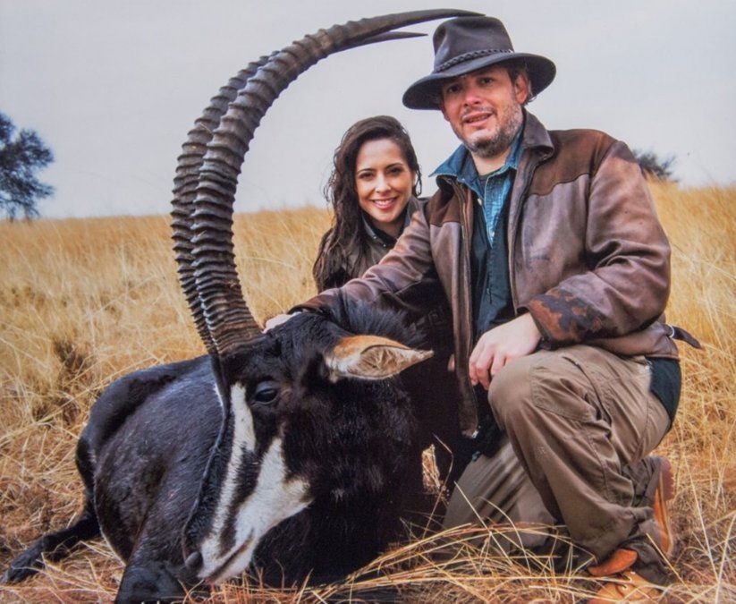 Victoria Vannucci y Matías Garfunkel con uno de sus trofeos.