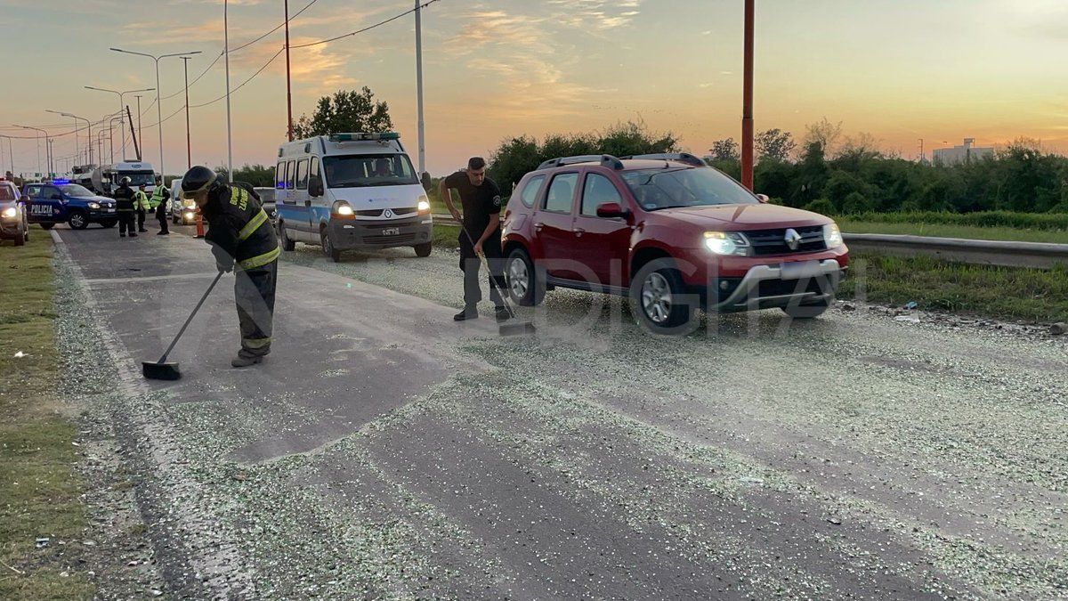 Limpieza de calzada en Circunvalación Oeste tras el vuelco de la carga de vidrio molido de un camión.