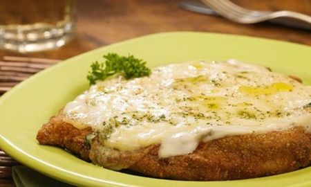 Un golpe de horno fuerte al final de la cocción gratina los lácteos de forma inmediata, reteniendo los jugos naturales del pollo sin ablandar el rebozado crocante de la milanesa. Un golpe de horno fuerte al final de la cocción gratina los lácteos de forma inmediata, reteniendo los jugos naturales del pollo sin ablandar el rebozado crocante de la milanesa.