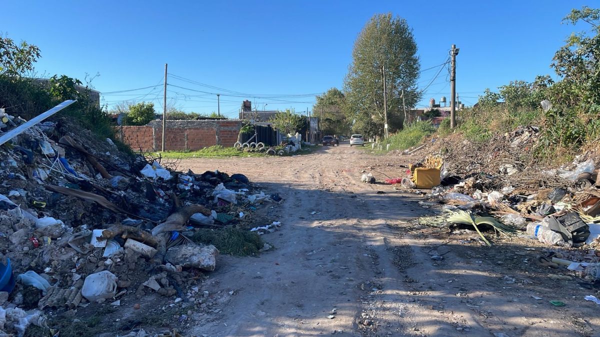 Así se encuentra el basural de barrio Los Hornos en Gorostiaga y Doctor Zavalla.