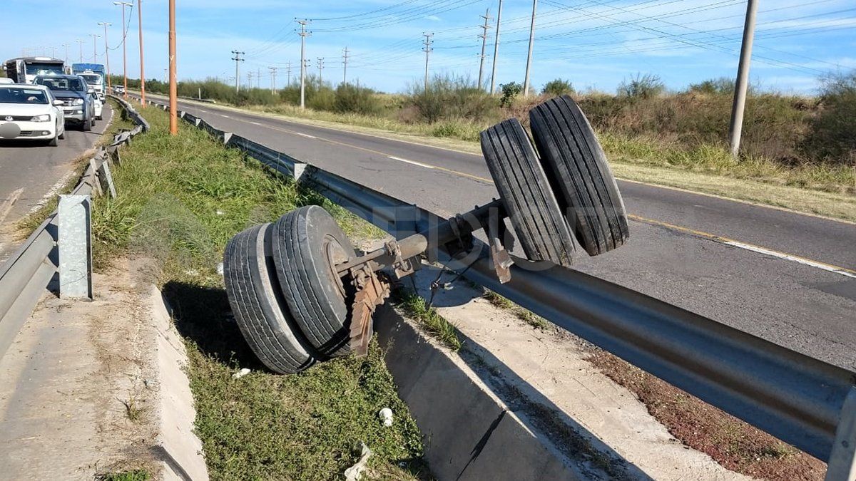 El eje del acoplado quedó en el cantero de la avenida.