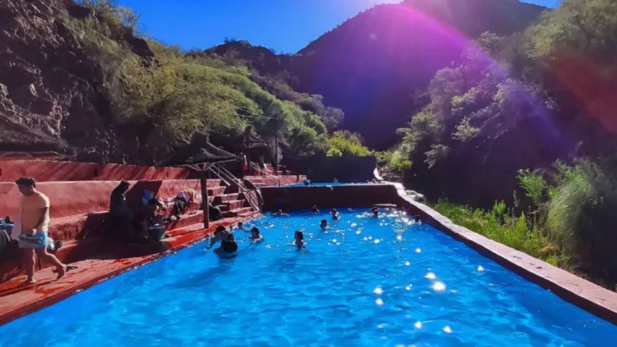 El complejo termal está inmerso entre montañas y ofrece un paisaje único que invita a conectarse con la naturaleza. El complejo termal está inmerso entre montañas y ofrece un paisaje único que invita a conectarse con la naturaleza.