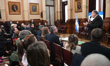 El mandatario local se refirió al reclamo de una veintena de intendentes de todo el país que fueron al Congreso de la Nación para reclamar recursos económicos para volcar al sistema. El mandatario local se refirió al reclamo de una veintena de intendentes de todo el país que fueron al Congreso de la Nación para reclamar recursos económicos para volcar al sistema.