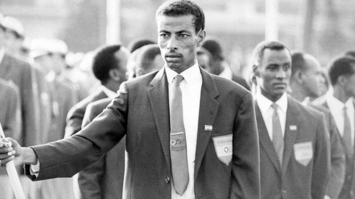 Abebe fue el abanderado de la delegación etíope en la Ceremonia Inaugural de los juegos Olimpicos de Tokio 1964, donde conquistaría su segundo oro consecutivo en el maratón, siendo el primer atleta de la historia en lograrlo. Abebe fue el abanderado de la delegación etíope en la Ceremonia Inaugural de los juegos Olimpicos de Tokio 1964, donde conquistaría su segundo oro consecutivo en el maratón, siendo el primer atleta de la historia en lograrlo.