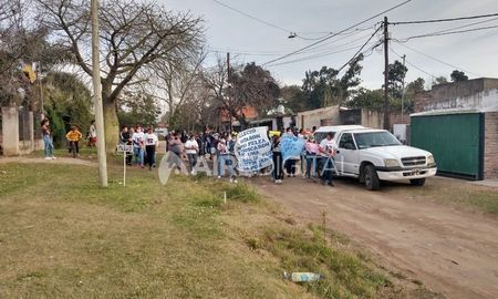 Vecinos de La Guardia marcharon en reclamo de justicia por la muerte de Franco Scola, de 17 años. El joven murió el jueves pasado en La Guardia tras quedar en en medio de una balacera. Vecinos de La Guardia marcharon en reclamo de justicia por la muerte de Franco Scola, de 17 años. El joven murió el jueves pasado en La Guardia tras quedar en en medio de una balacera.