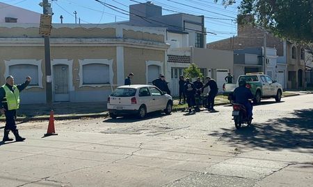 Un accidente de tránsito alteró la tranquilidad de la esquina de 9 de Julio y Quintana este viernes pasado el mediodía Un accidente de tránsito alteró la tranquilidad de la esquina de 9 de Julio y Quintana este viernes pasado el mediodía