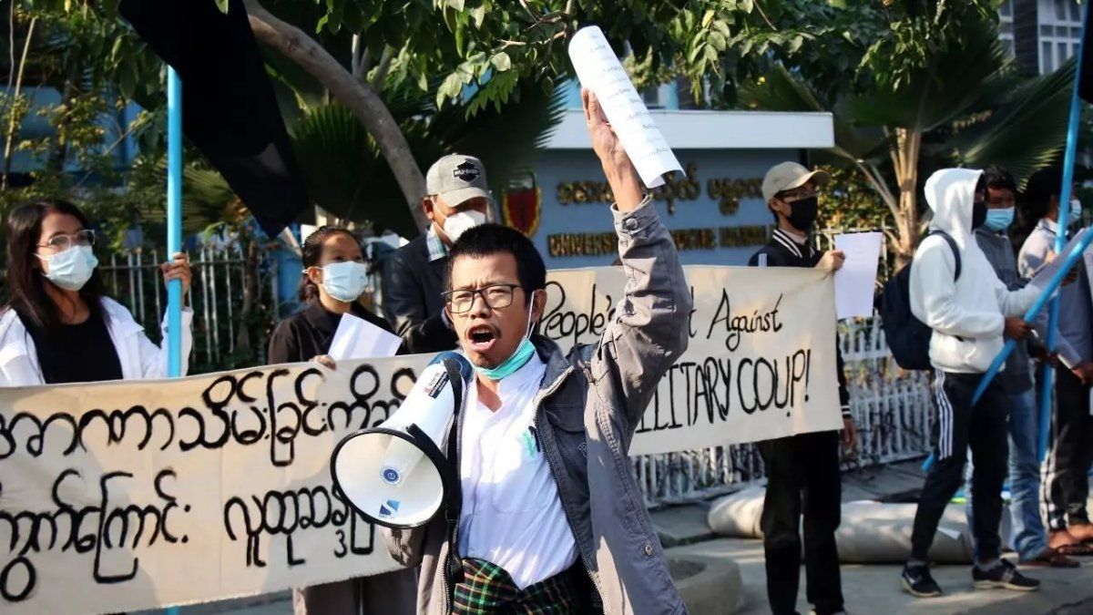 Varias personalidades y funcionarios alientan a marchar en contra del golpe de Estado. 