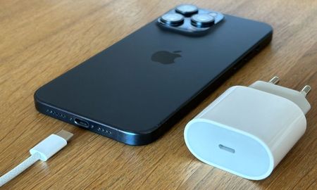 Los accesorios con certificación MFi incluyen un chip de seguridad que regula el flujo de energía y protege el iPhone ante eventuales cortocircuitos. Los accesorios con certificación MFi incluyen un chip de seguridad que regula el flujo de energía y protege el iPhone ante eventuales cortocircuitos.