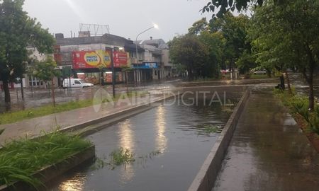 El último viernes, cayeron algo más de 40 milímetros y el retardador pluvial de Avenida Freyre y Catamarca rebalsó. El último viernes, cayeron algo más de 40 milímetros y el retardador pluvial de Avenida Freyre y Catamarca rebalsó.