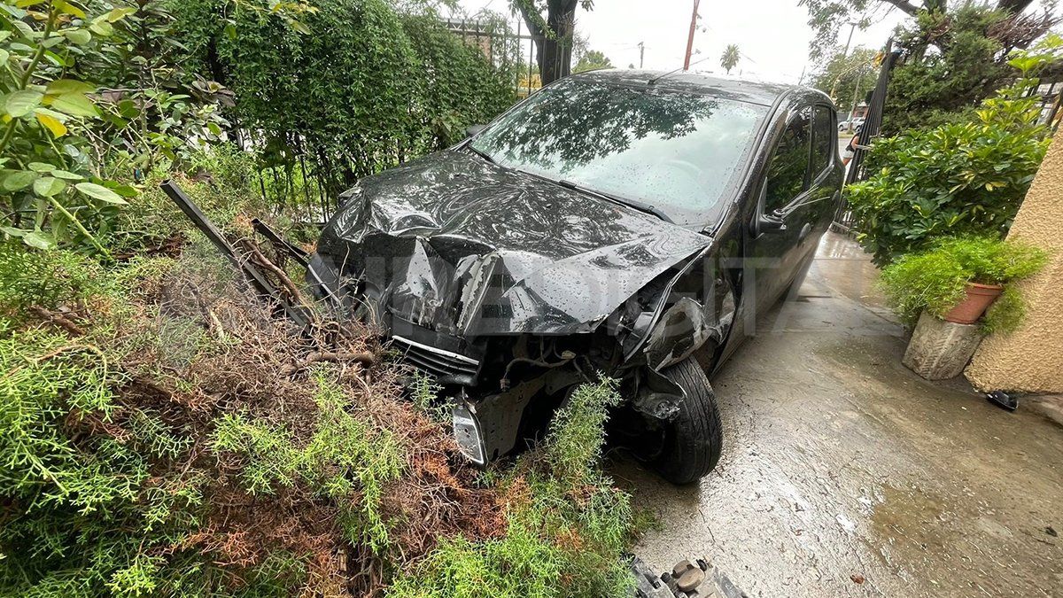 El frente delantero del auto quedó totalmente dañado tras el choque. El frente delantero del auto quedó totalmente dañado tras el choque.