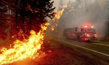 video: el tornado de fuego provocado por fuertes incendios forestales en california video: el tornado de fuego provocado por fuertes incendios forestales en california