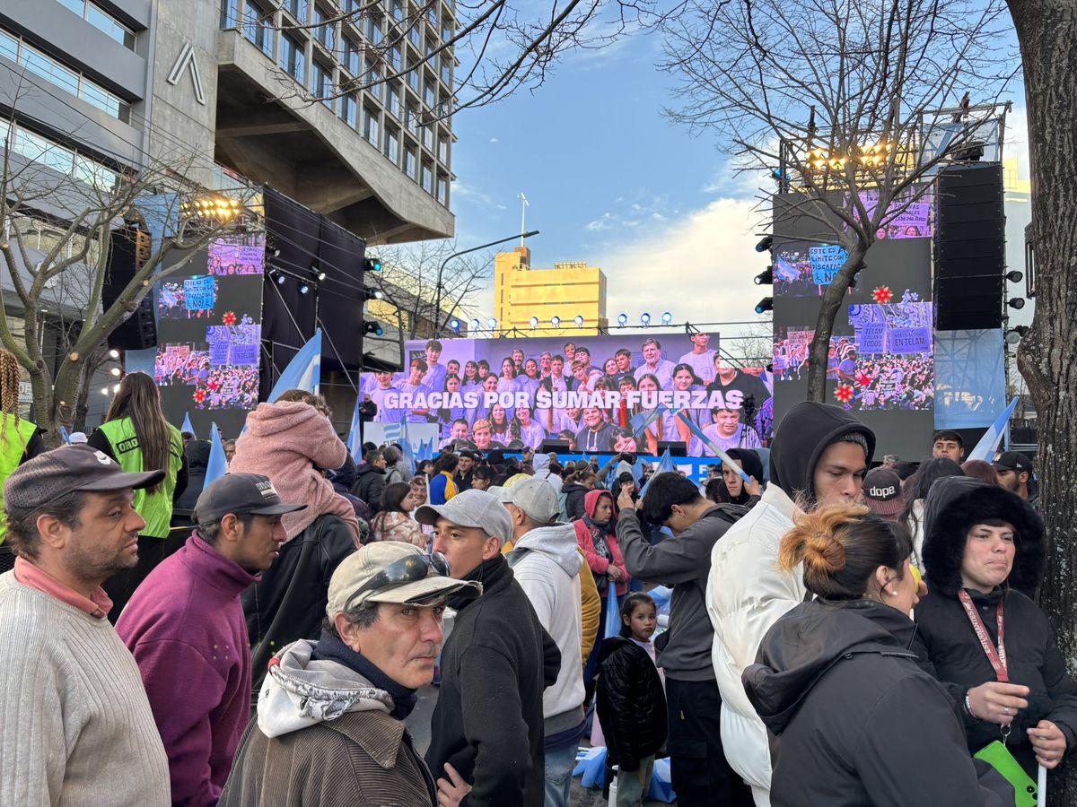 Desde temprano en las cercanías de la Legislatura enormes banderas se desplegaron con la leyenda: “Axel o Milei