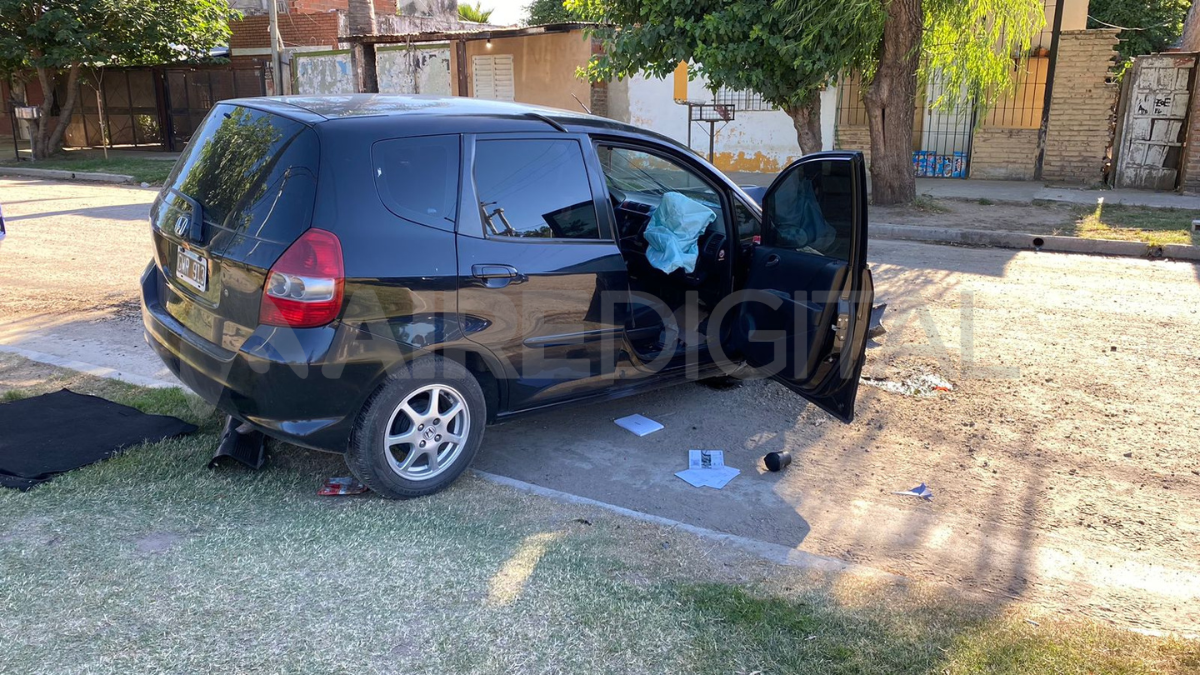 El auto fue abandonado tras haberlo chocado, en pleno barrio Villa Hipódromo.