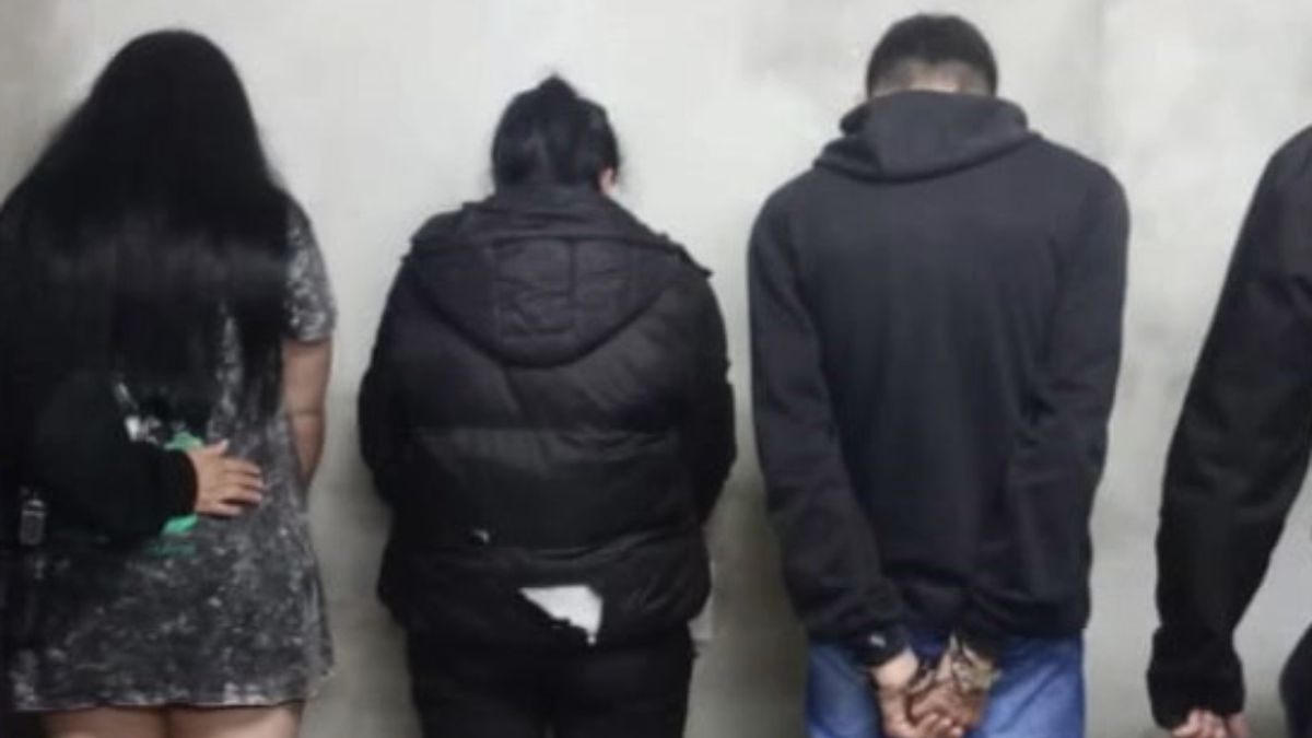 Dos mujeres y un hombre detenidos por la Policía por descartar un arma de fuego en un zanjón.