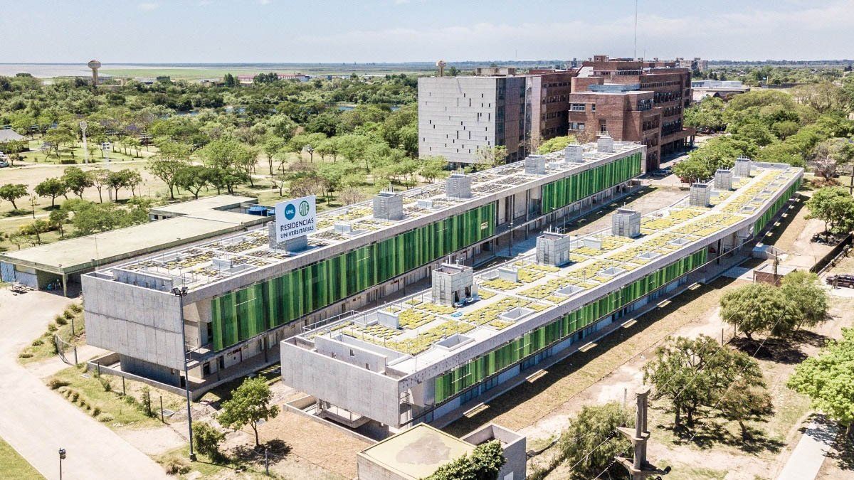 Son dos edificios con 60 departamentos en un moderno complejo de residencias universitarias.