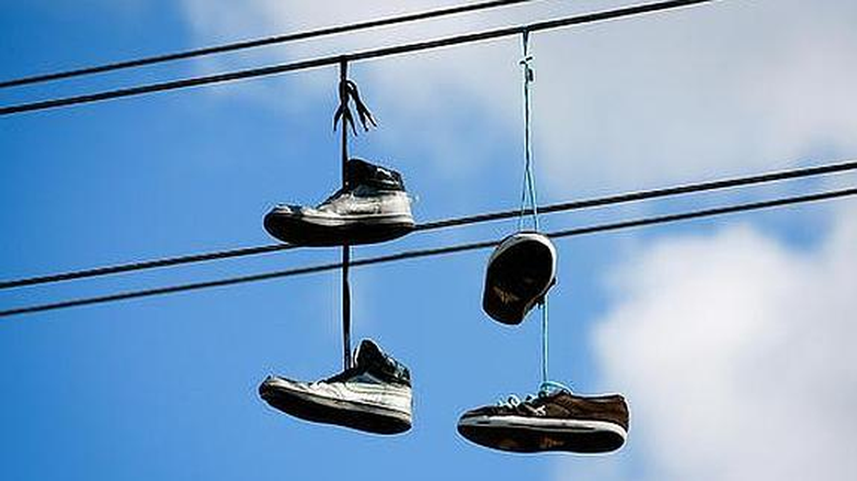 Zapatillas colgadas de los cables: qué significa