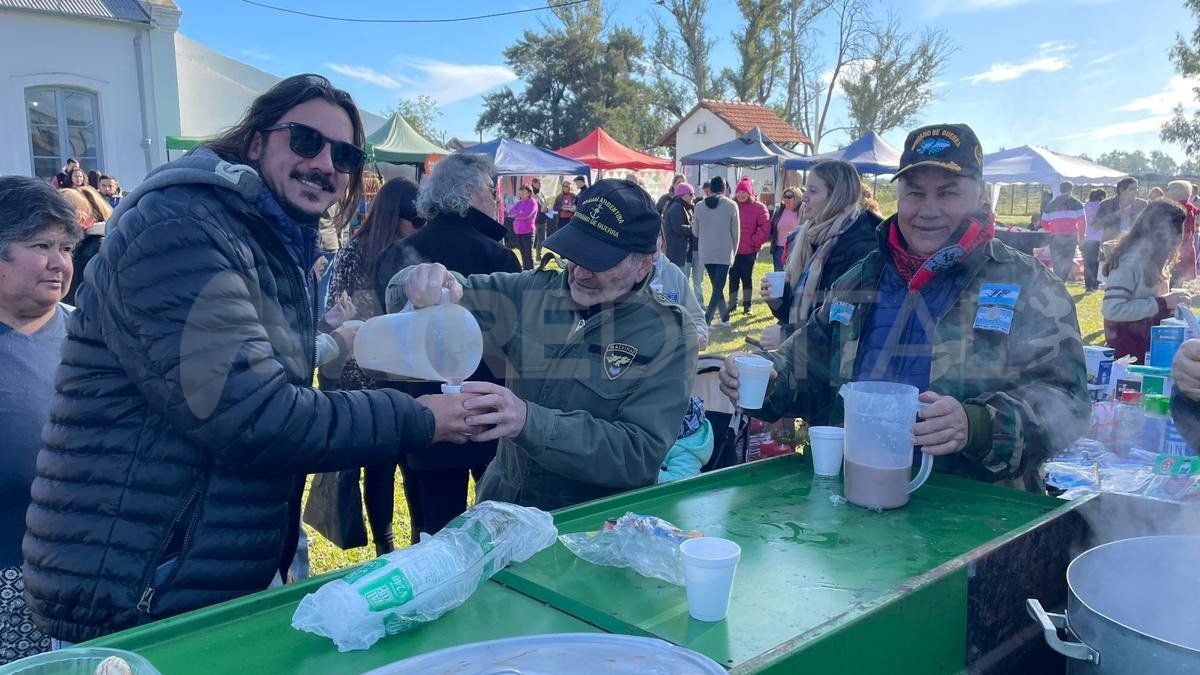 Los excombatientes de Malvinas convidaron chocolate caliente a los sauceños que asistieron a los festejos. Los excombatientes de Malvinas convidaron chocolate caliente a los sauceños que asistieron a los festejos.