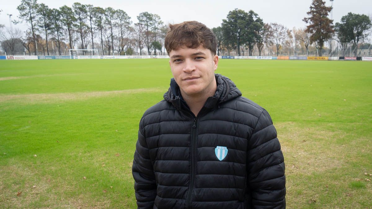 Renzo Chavarini, amigo de toda la vida de Agustín Giay, en la cancha de Argentino de San Carlos, el club donde nació gran parte de su historia futbolística. Renzo Chavarini, amigo de toda la vida de Agustín Giay, en la cancha de Argentino de San Carlos, el club donde nació gran parte de su historia futbolística.