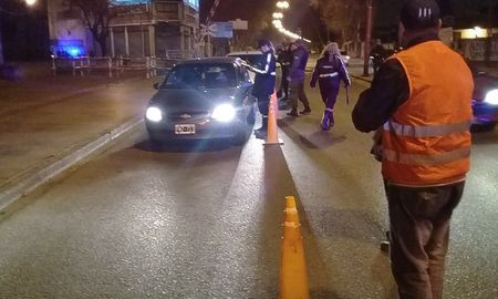 Los inspectores calificaron la situación como insólita y a su vez advirtieron que este tipo de cuadros pueden llevara un coma alcohólico. Los inspectores calificaron la situación como insólita y a su vez advirtieron que este tipo de cuadros pueden llevara un coma alcohólico.