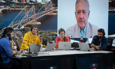 En una entrevista en Ahora Vengo, Pizzi adelantó que el laboratorio Moderna fue autorizado para en el 2023 combinar la vacuna antigripal y la covid en una sola dosis. En una entrevista en Ahora Vengo, Pizzi adelantó que el laboratorio Moderna fue autorizado para en el 2023 combinar la vacuna antigripal y la covid en una sola dosis.