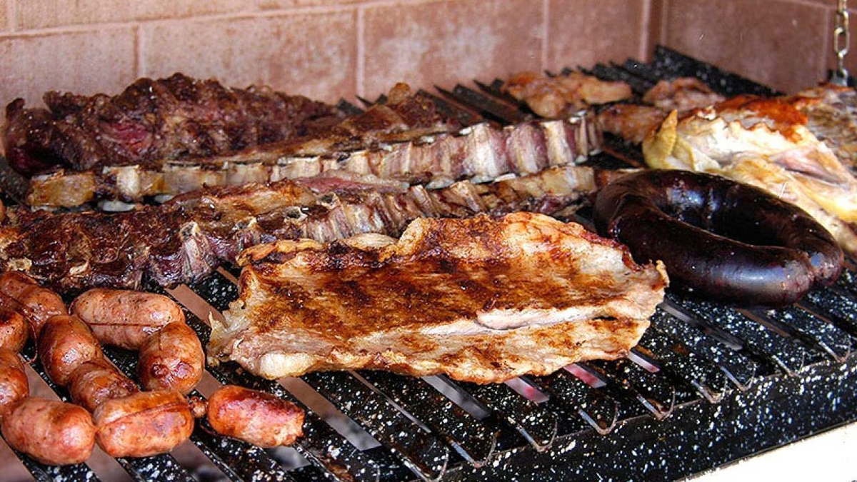 Fueron a una parrilla y gastaron $73.570: Nos comprábamos un Duna
