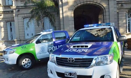 video: un policia de la bonaerense juega a reventar un globo con su patrullero video: un policia de la bonaerense juega a reventar un globo con su patrullero
